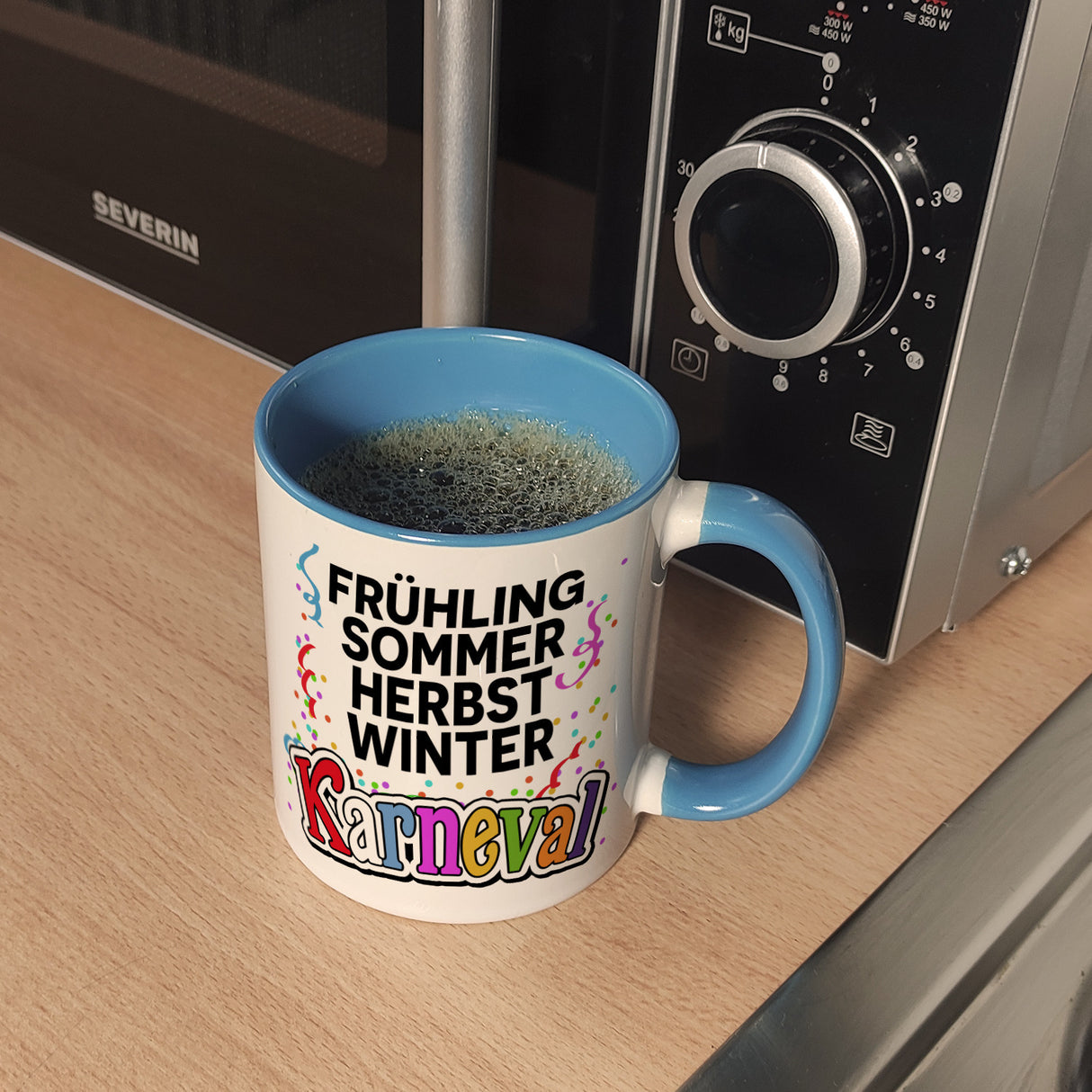 Kölner Karneval Kaffeebecher mit Konfetti und Luftschlangen