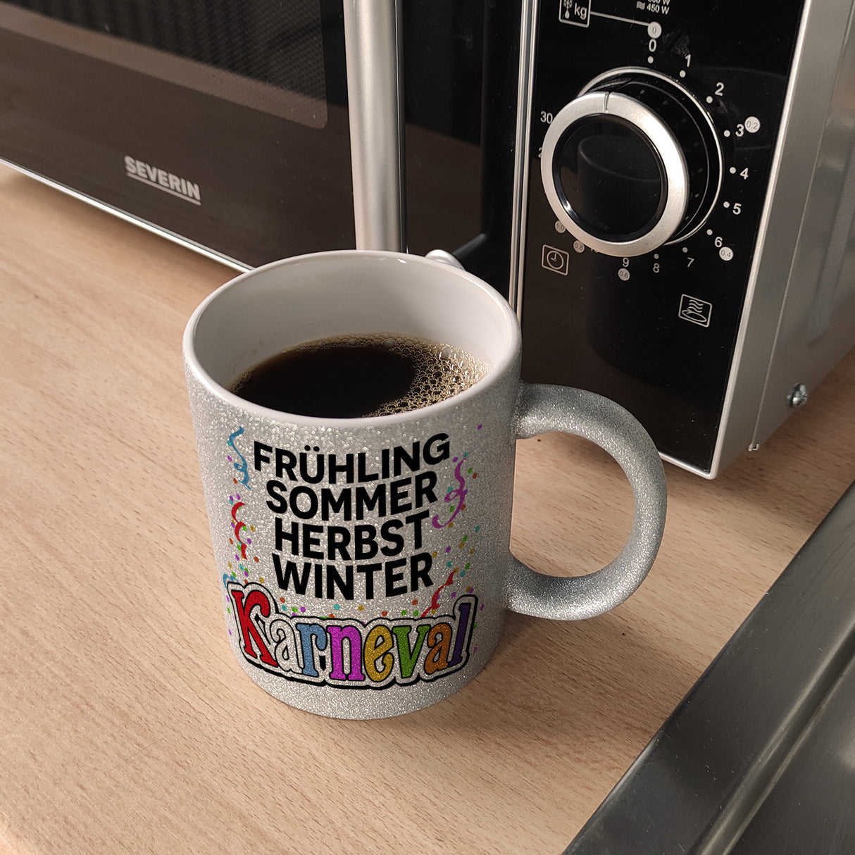Kölner Karneval Kaffeebecher mit Konfetti und Luftschlangen