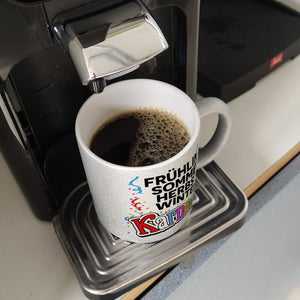 Kölner Karneval Kaffeebecher mit Konfetti und Luftschlangen