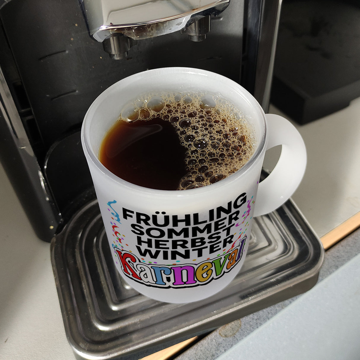 Kölner Karneval Kaffeebecher mit Konfetti und Luftschlangen