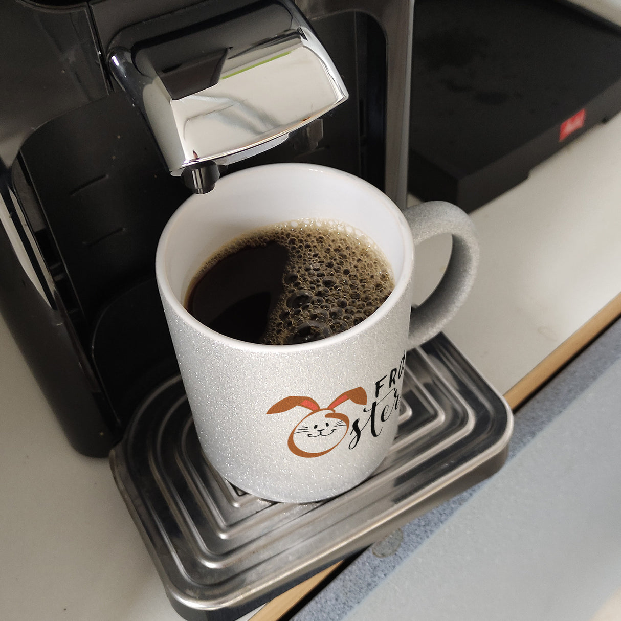 Frohe Ostern Kaffeebecher mit niedlichem Osterhasen