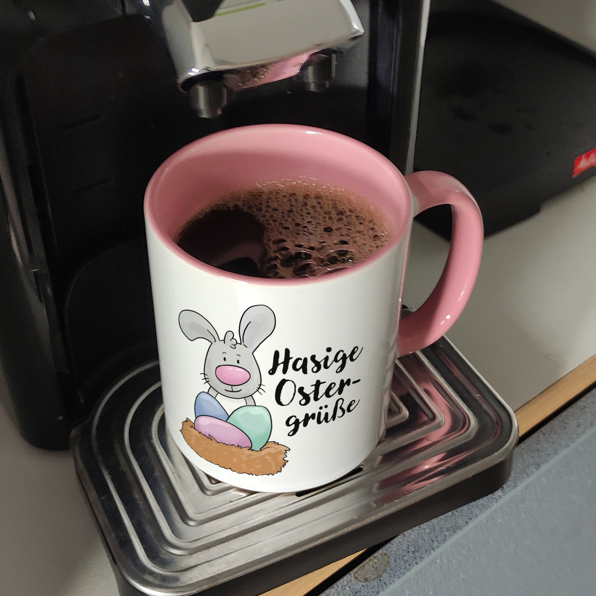 Hasige Ostergrüße Kaffeebecher mit niedlichem Osterhasen