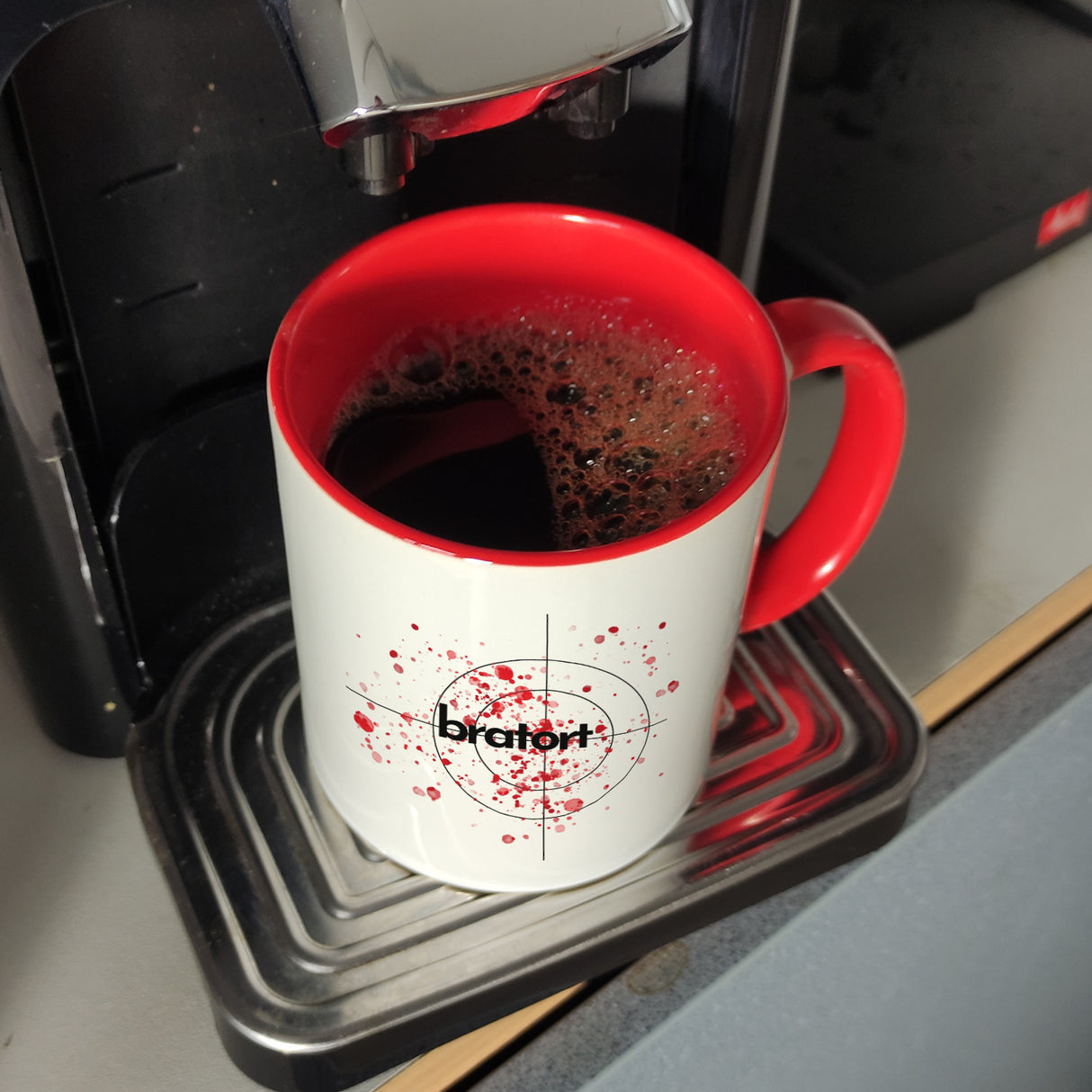 Bratort Kaffeebecher mit Blutspritzern und Fadenkreuz
