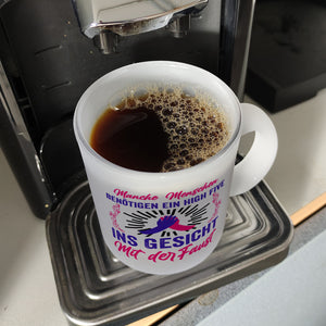 High Five Kaffeebecher mit Spruch: High Five ins Gesicht mit der Faust