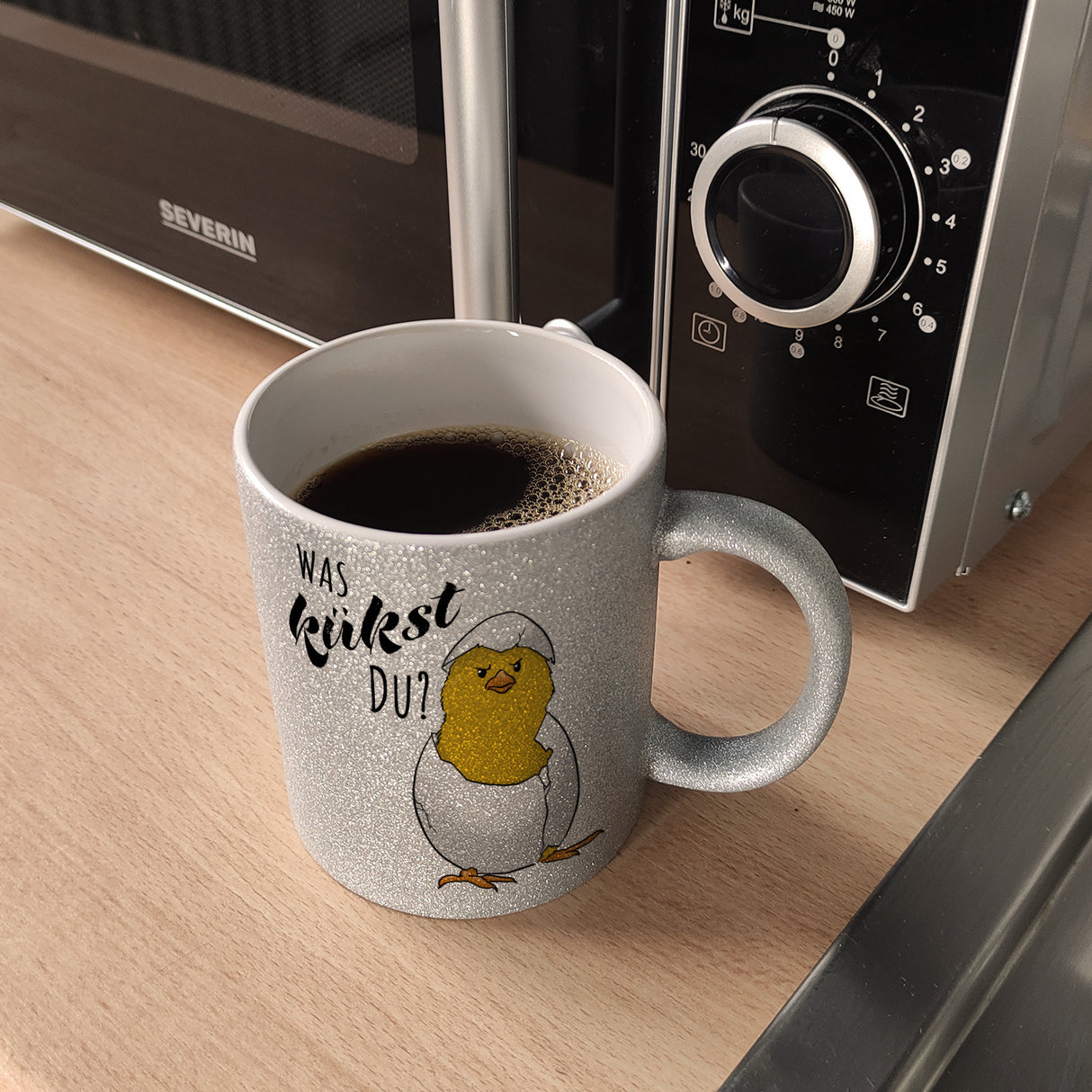 Was kükst du Kaffeebecher mit frechem Küken im Ei