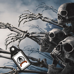 Totenkopf Schlüsselanhänger Finger weg mit grauem Hintergrund