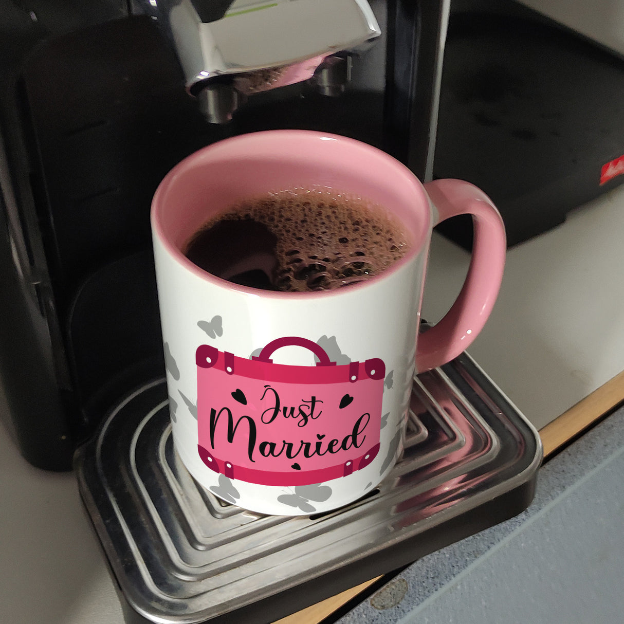 Just married Hochzeit Kaffeebecher mit pinkem Koffer