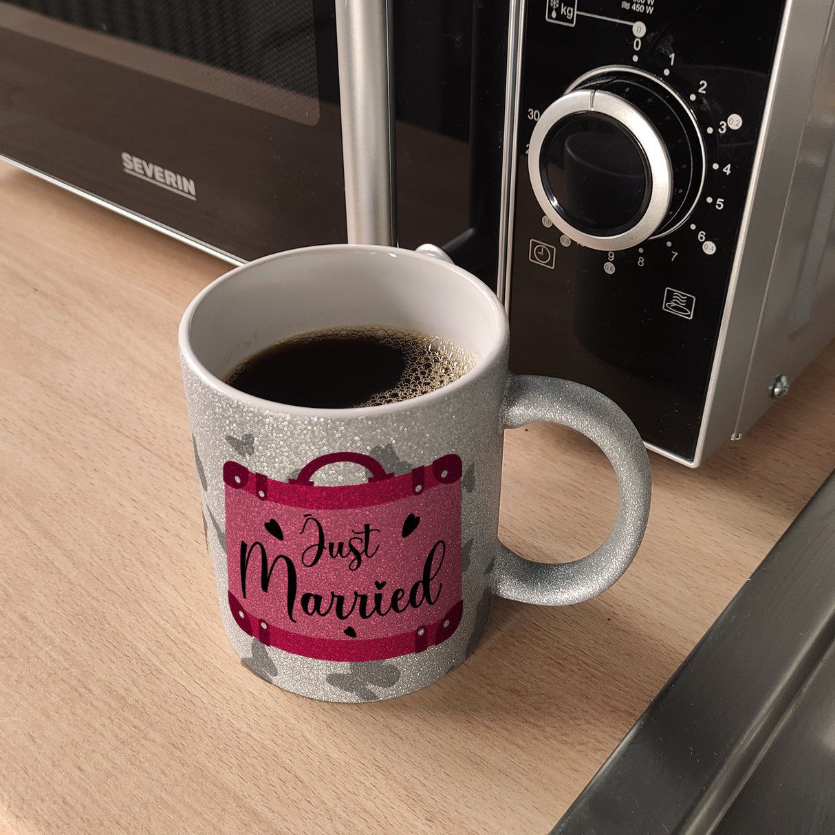 Just married Hochzeit Kaffeebecher mit pinkem Koffer