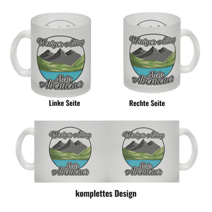 Berge und See Kaffeebecher mit Spruch Weniger Alltag mehr Abenteuer