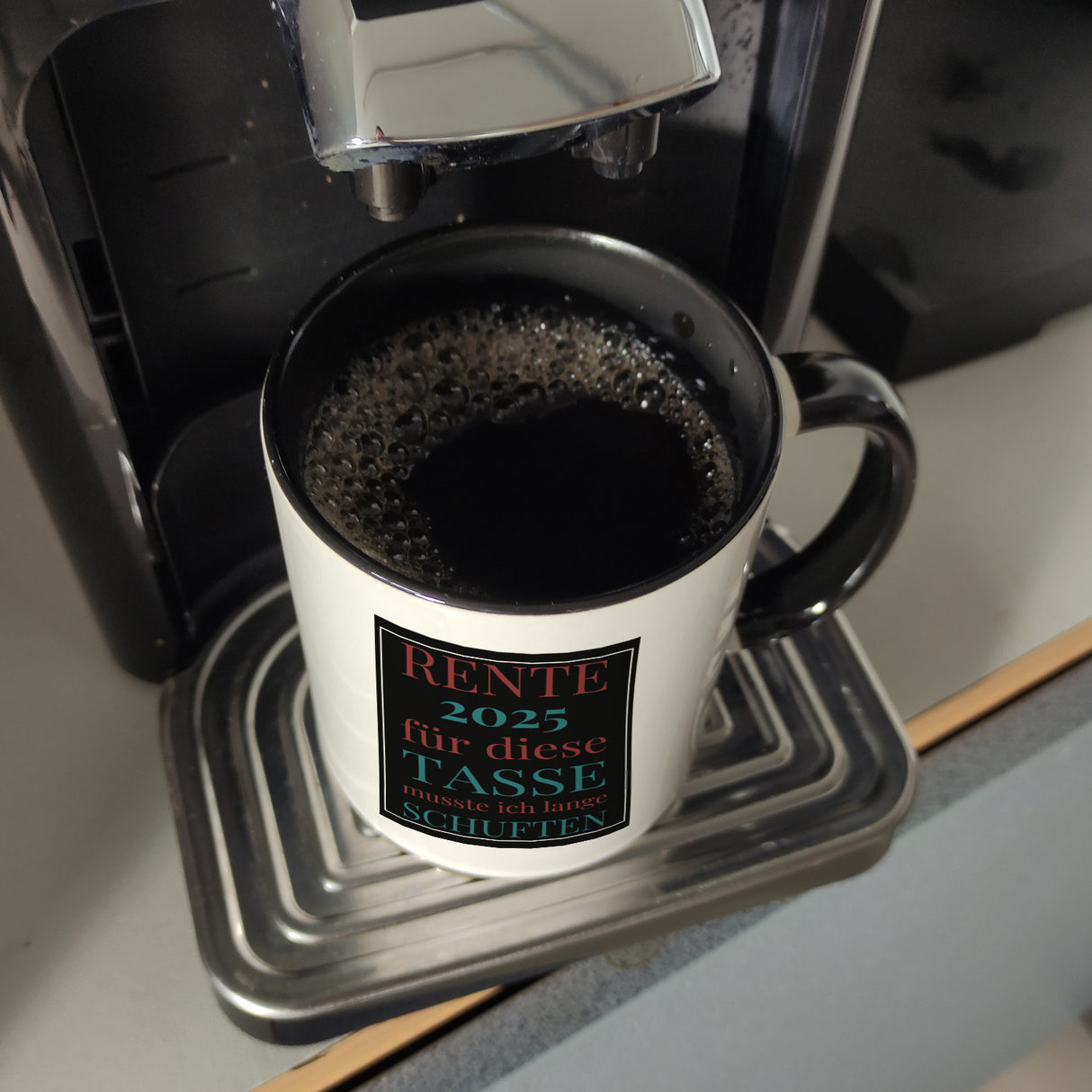 Rente 2025 Kaffeebecher eine bunte Tasse für Rentner