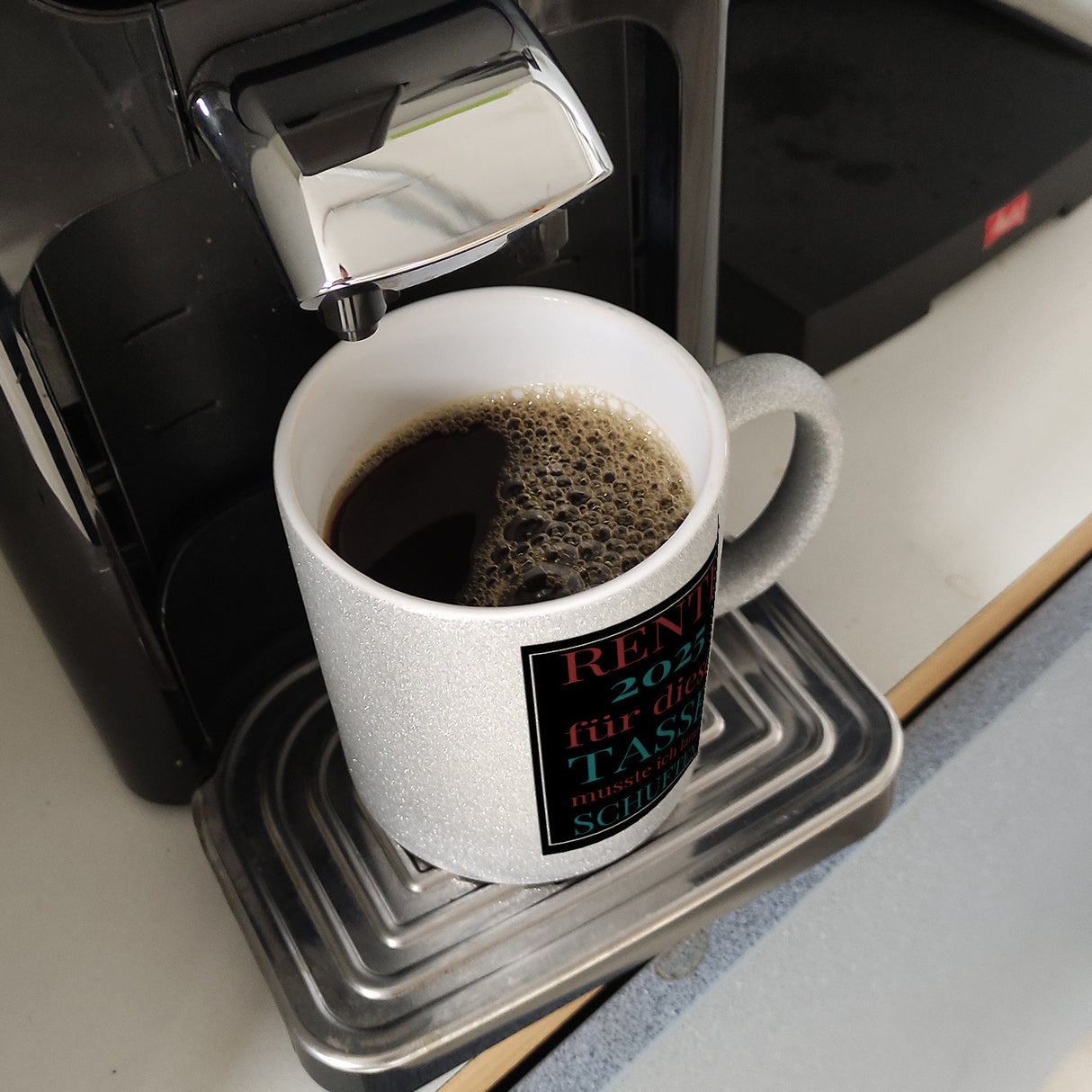 Rente 2025 Kaffeebecher eine bunte Tasse für Rentner