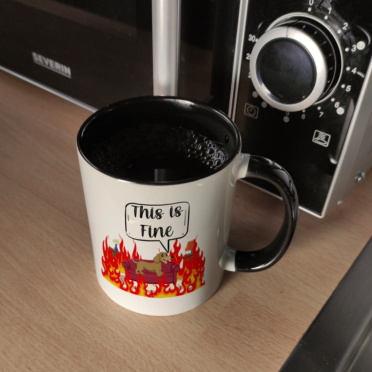 This is fine Kaffeebecher Hund in brennendem Wohnzimmer