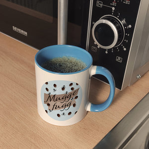 Muggefugg Malzkaffee Kaffeebecher mit Kaffeebohnen und Fliegen blau