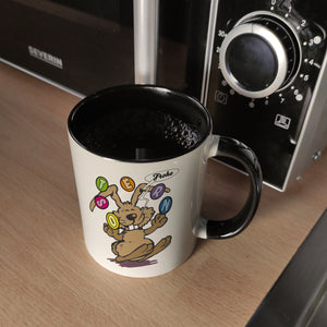 Frohe Ostern! Osterhase jongliert mit Ostereiern Kaffeebecher in {weiß}