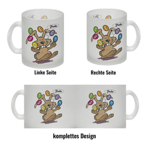 Frohe Ostern! Osterhase jongliert mit Ostereiern Kaffeebecher in {weiß}