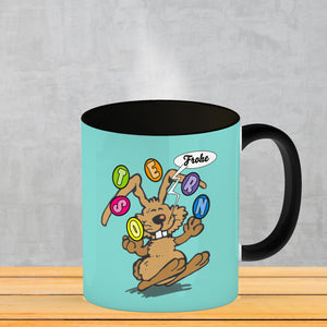 Frohe Ostern! Osterhase jongliert mit Ostereiern Kaffeebecher in {weiß}