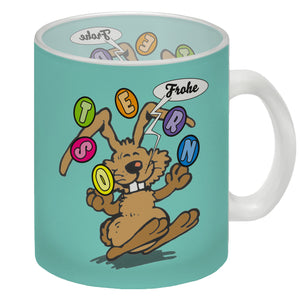 Frohe Ostern! Osterhase jongliert mit Ostereiern Kaffeebecher in {weiß}