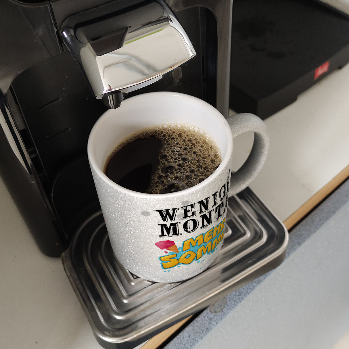 Weniger Montag, mehr Sommer Kaffeebecher