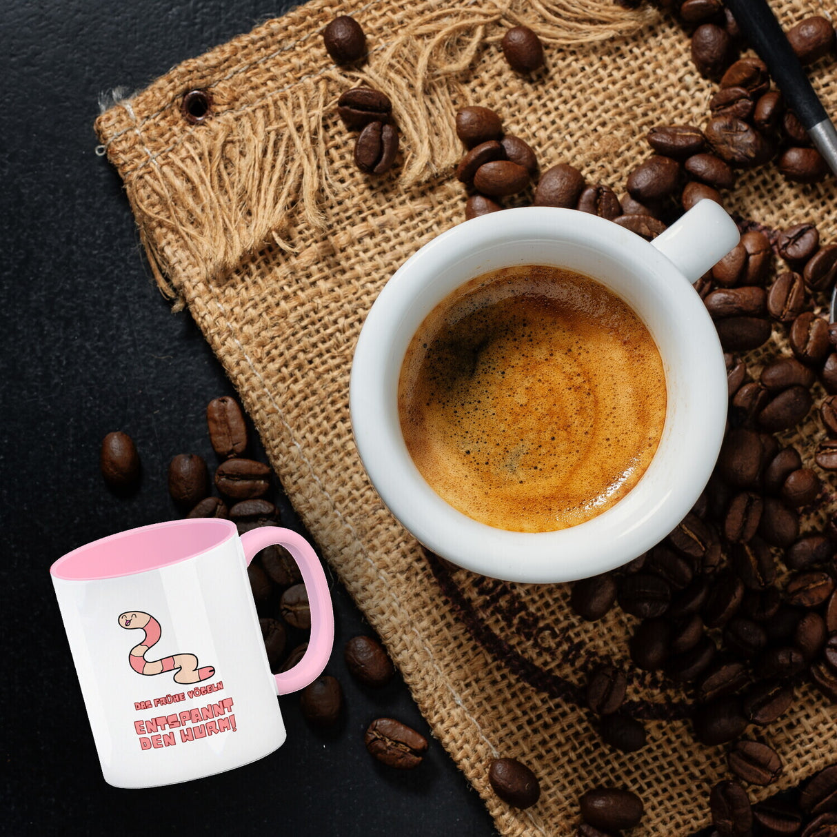 Morgenlatte Kaffeebecher mit Spruch Das frühe Vögeln entspannt den Wurm