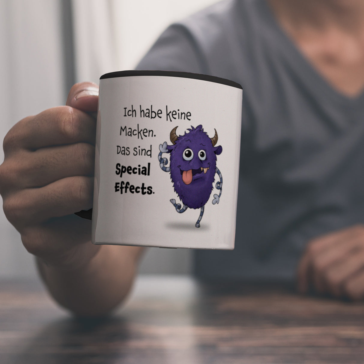Freches Monster in lila Kaffeebecher mit lustigem Spruch