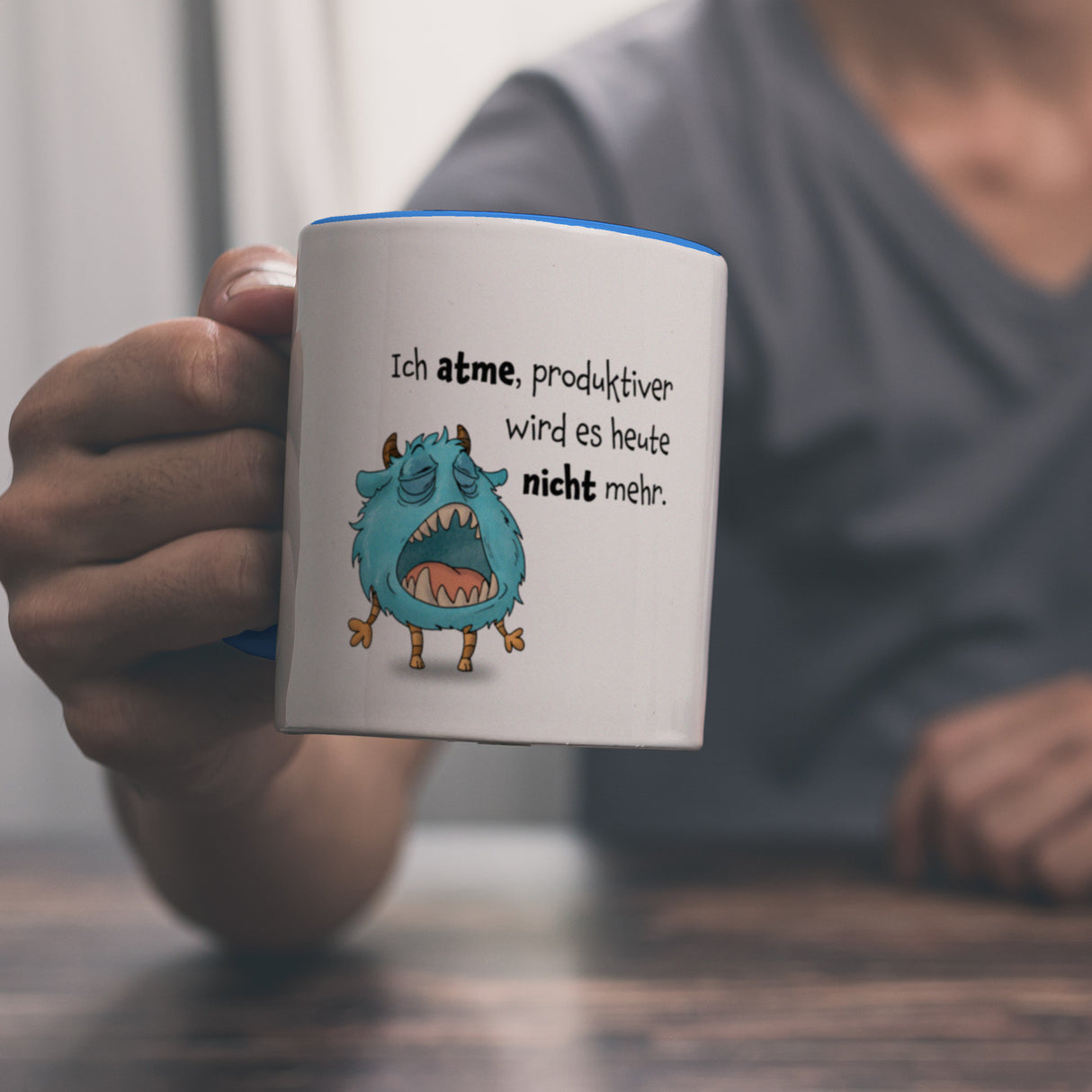 Freches Monster in hellblau Kaffeebecher mit lustigem Spruch