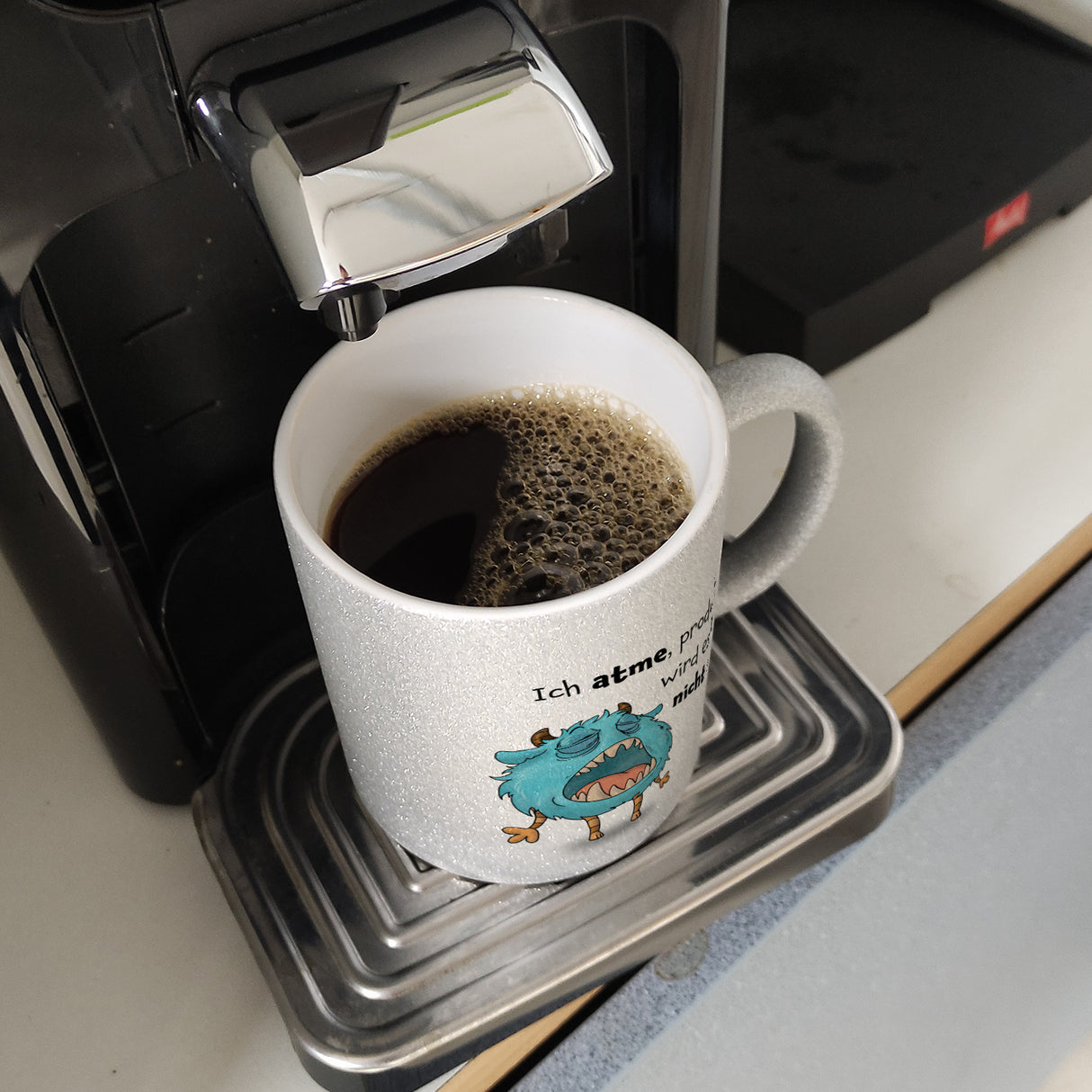 Freches Monster in hellblau Kaffeebecher mit lustigem Spruch