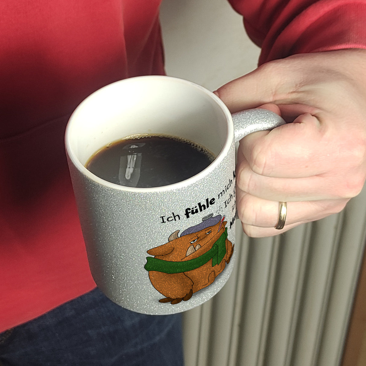 Freches Monster in orange Kaffeebecher mit lustigem Spruch