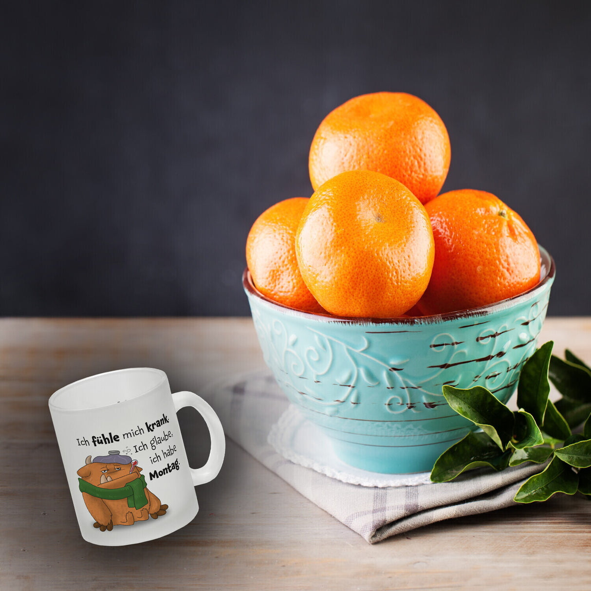 Freches Monster in orange Kaffeebecher mit lustigem Spruch