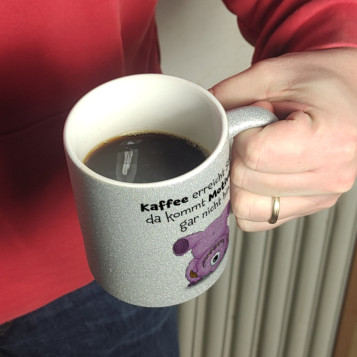Freches Monster in rosa Kaffeebecher mit lustigem Spruch