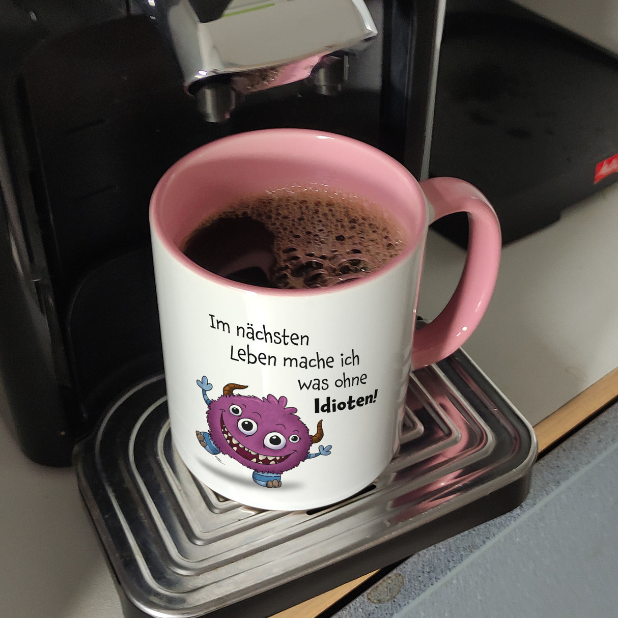 Freches Monster in pink Kaffeebecher mit lustigem Spruch