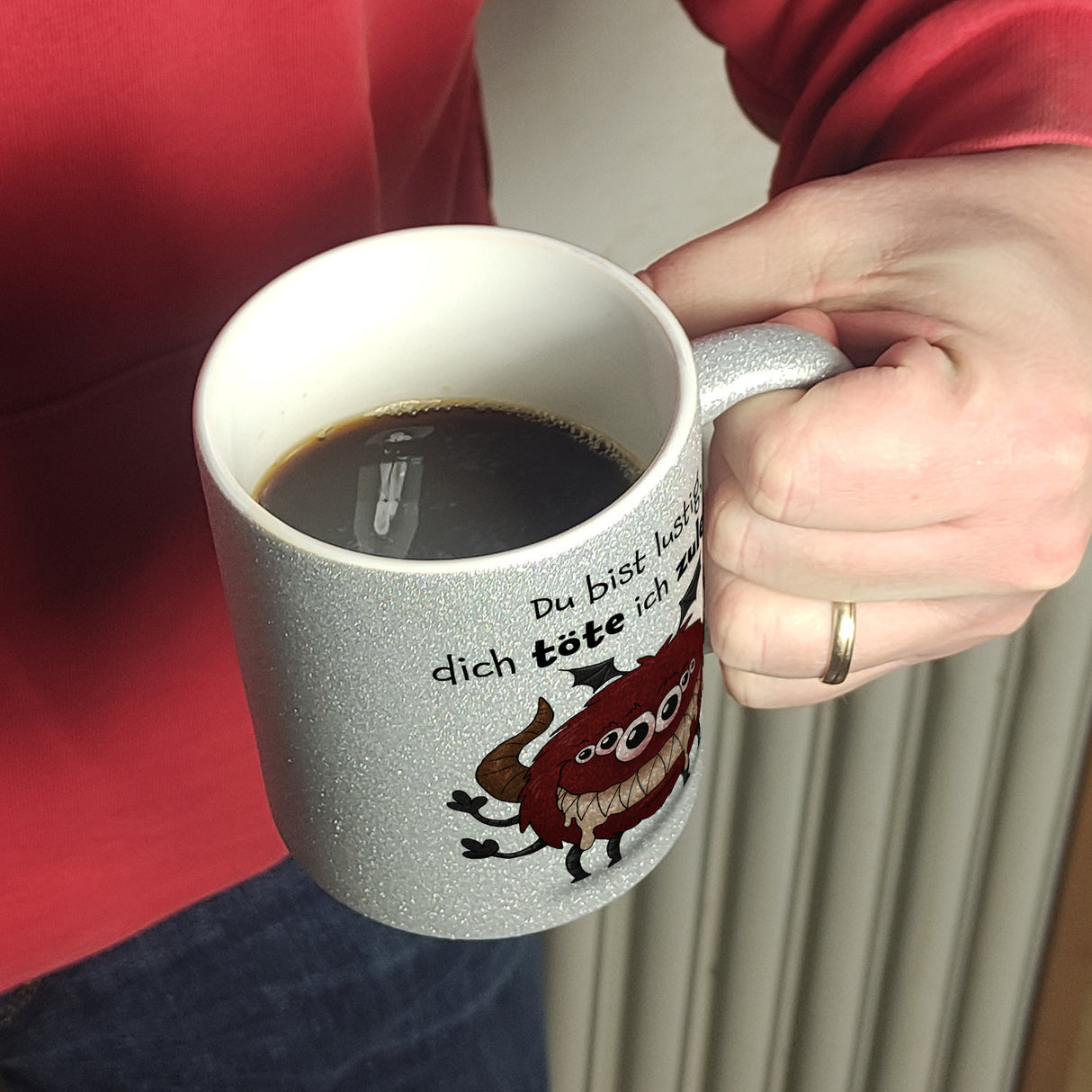 Freches Monster in dunkelrot Kaffeebecher mit lustigem Spruch
