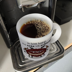 Freches Monster in dunkelrot Kaffeebecher mit lustigem Spruch