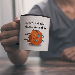 Freches Monster in orange Kaffeebecher mit lustigem Spruch
