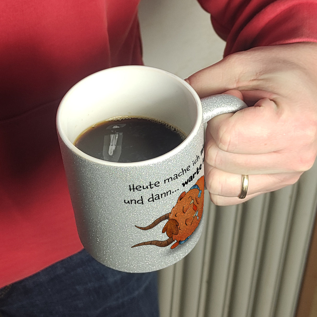 Freches Monster in orange Kaffeebecher mit lustigem Spruch