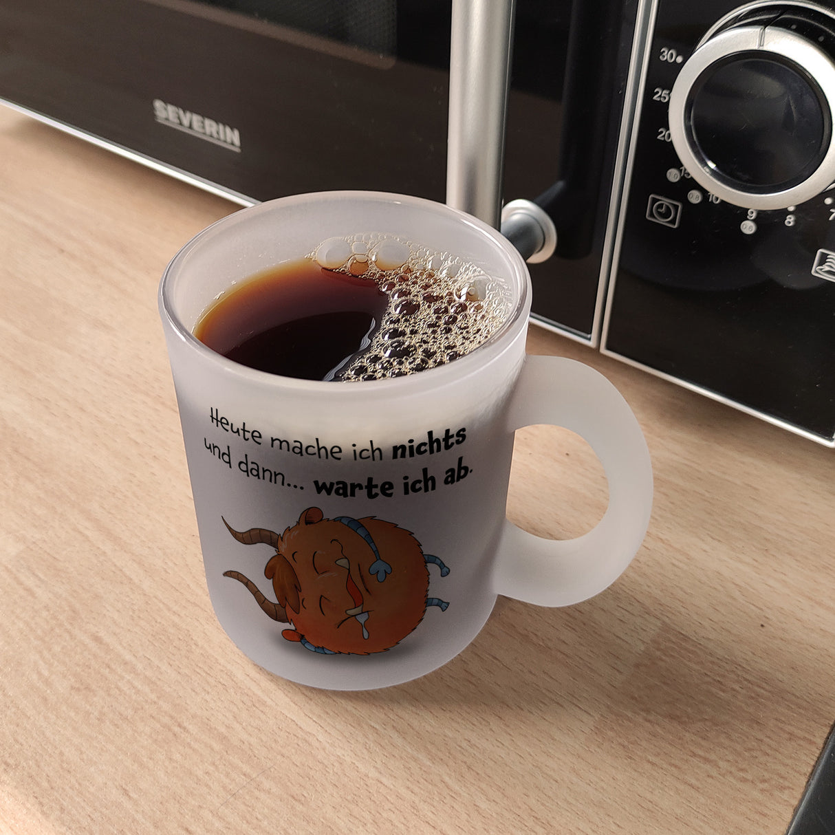 Freches Monster in orange Kaffeebecher mit lustigem Spruch