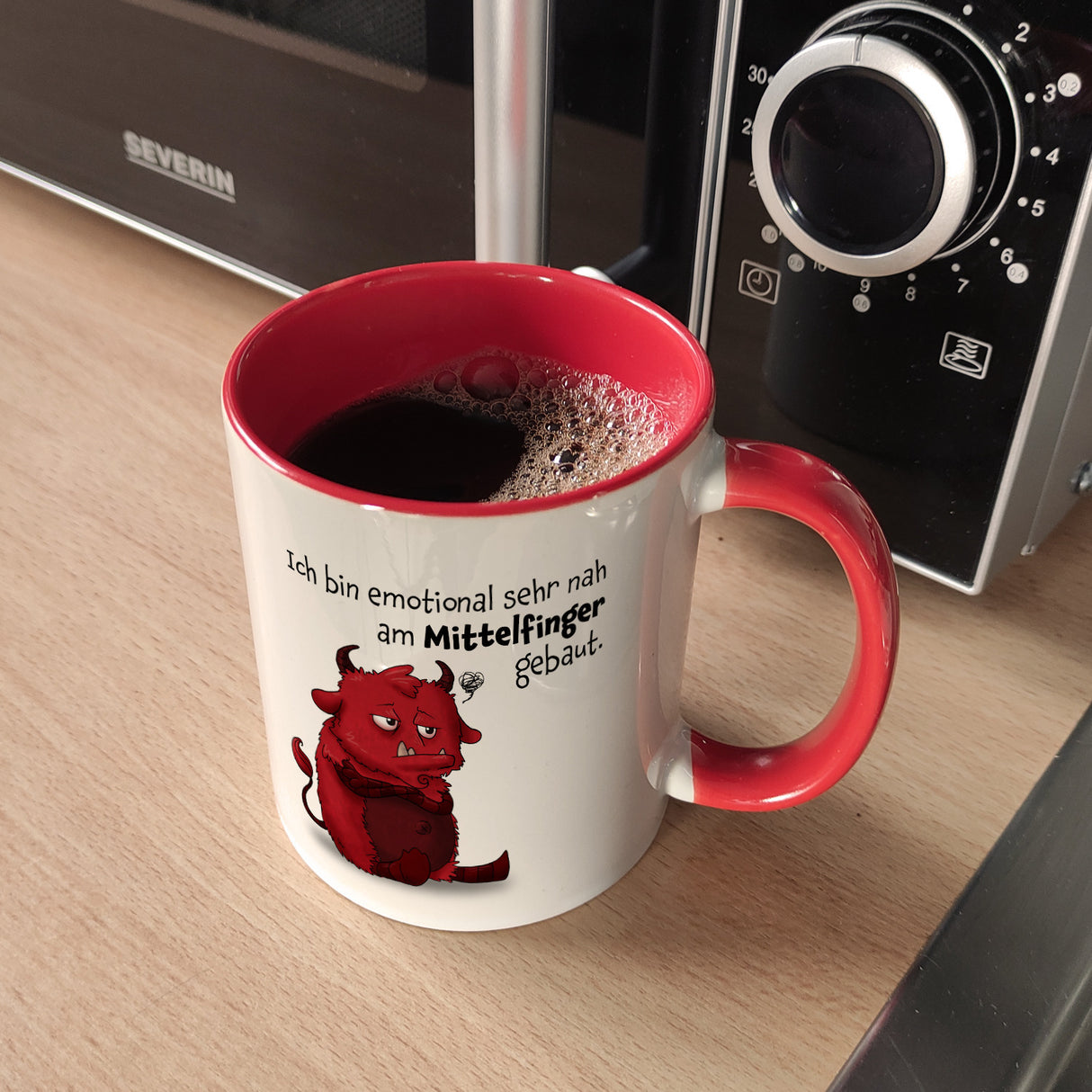 Freches Monster in hellrot Kaffeebecher mit lustigem Spruch