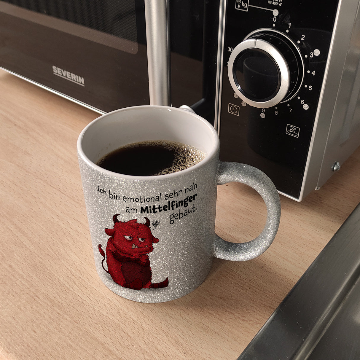 Freches Monster in hellrot Kaffeebecher mit lustigem Spruch