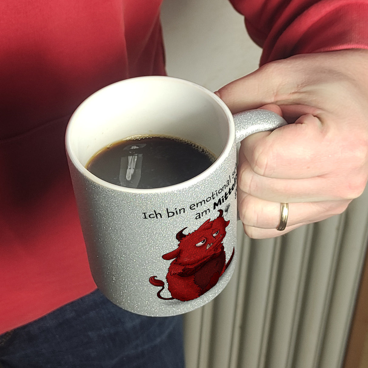 Freches Monster in hellrot Kaffeebecher mit lustigem Spruch