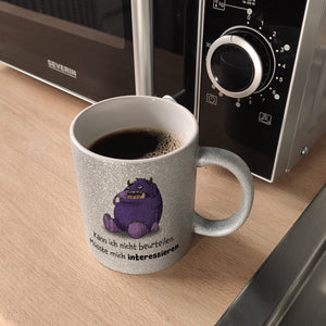 Freches Monster in lila Kaffeebecher mit lustigem Spruch