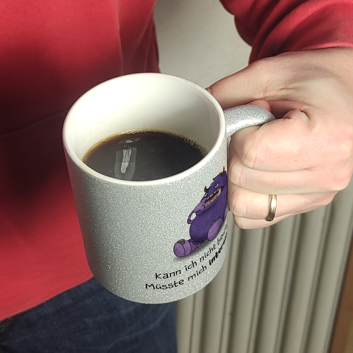 Freches Monster in lila Kaffeebecher mit lustigem Spruch