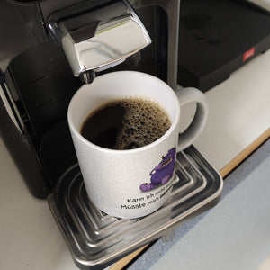 Freches Monster in lila Kaffeebecher mit lustigem Spruch