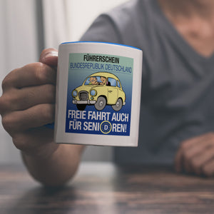 Freie Fahrt auch für Senioren Kaffeebecher mit Oldtimer Motiv