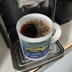 Freie Fahrt auch für Senioren Kaffeebecher mit Oldtimer Motiv