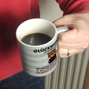 Glückwunsch zur Flucht, Verräter Mittelfinger Kaffeebecher mit Bär