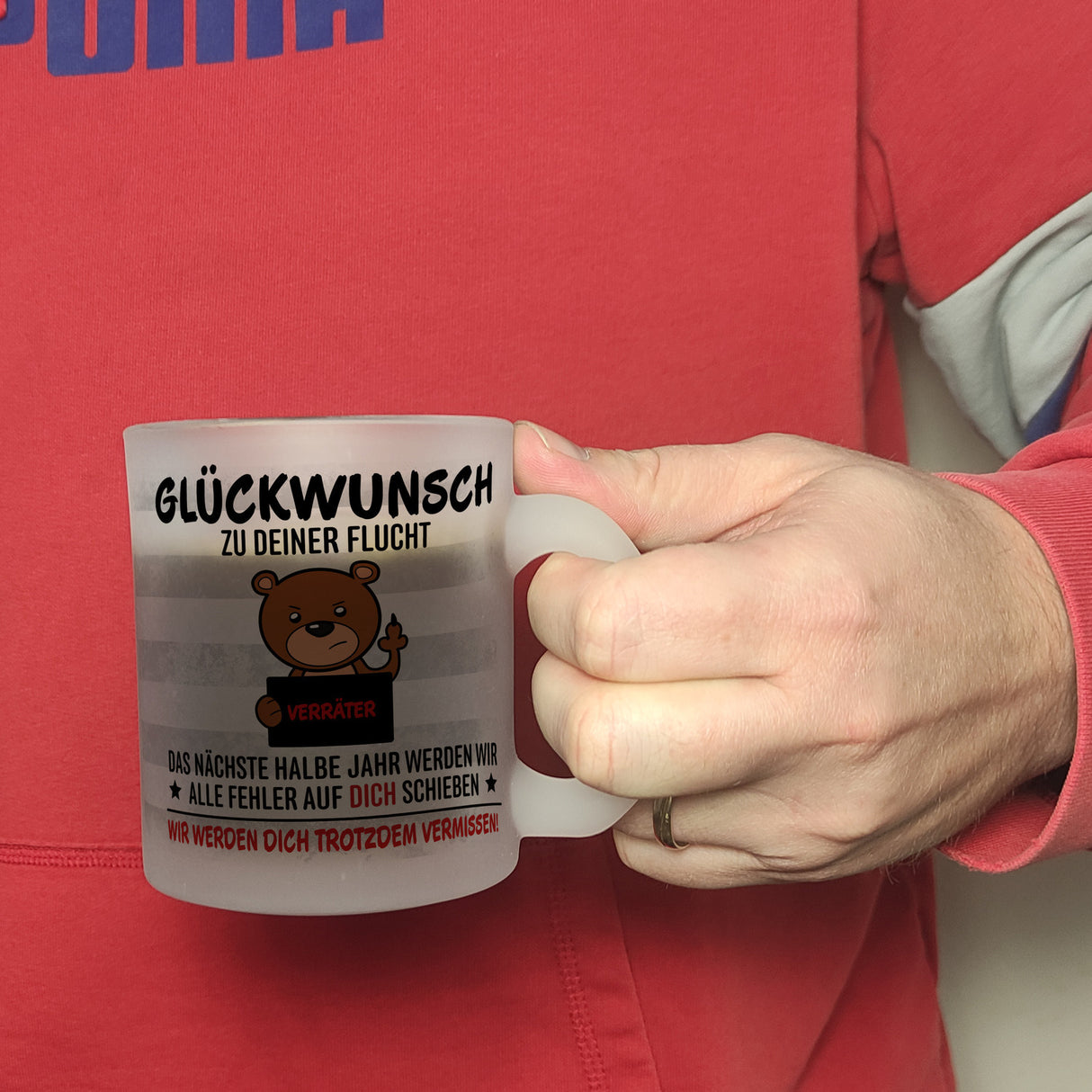 Glückwunsch zur Flucht, Verräter Mittelfinger Kaffeebecher mit Bär