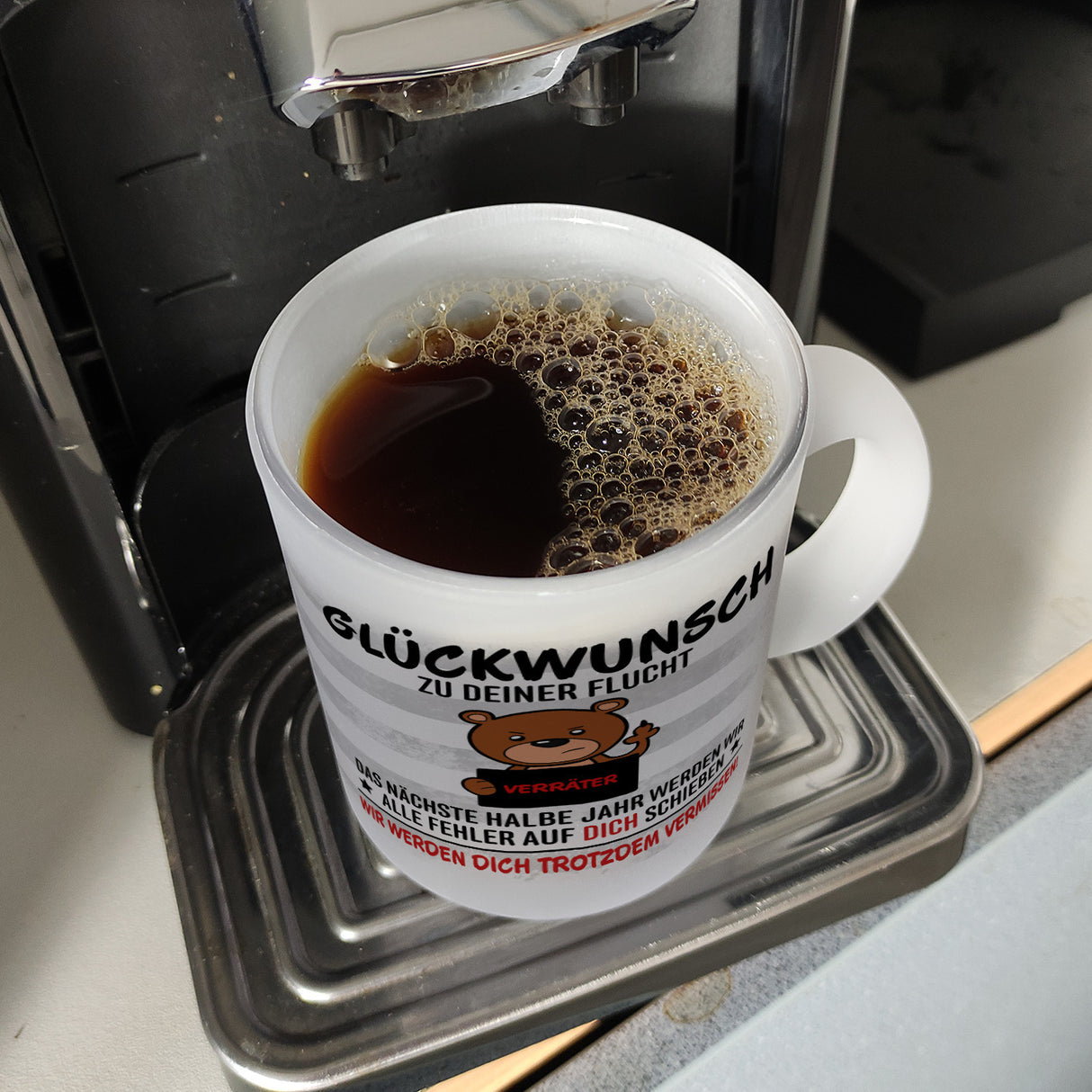 Glückwunsch zur Flucht, Verräter Mittelfinger Kaffeebecher mit Bär