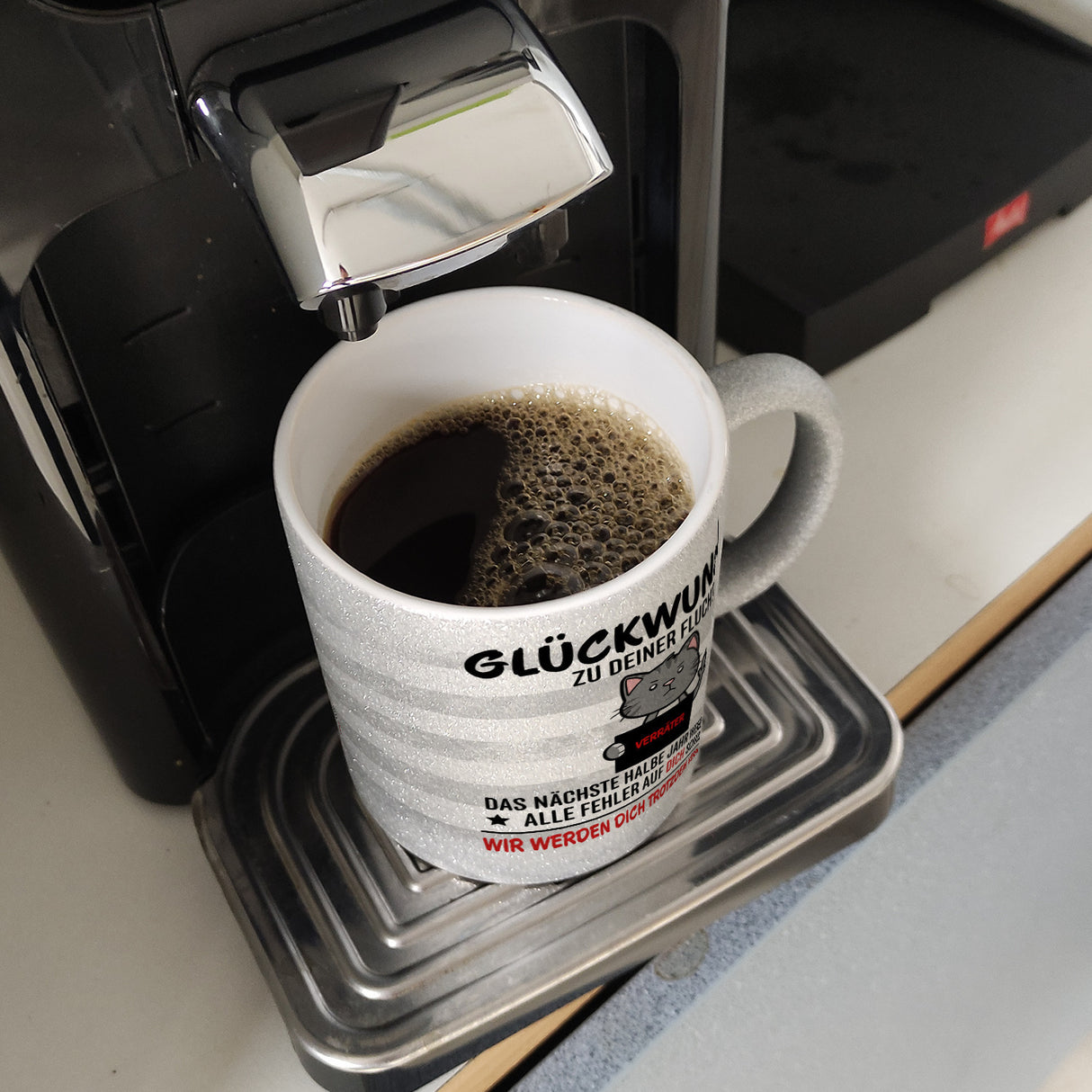 Glückwunsch zur Flucht, Verräter Mittelfinger Kaffeebecher mit Katze