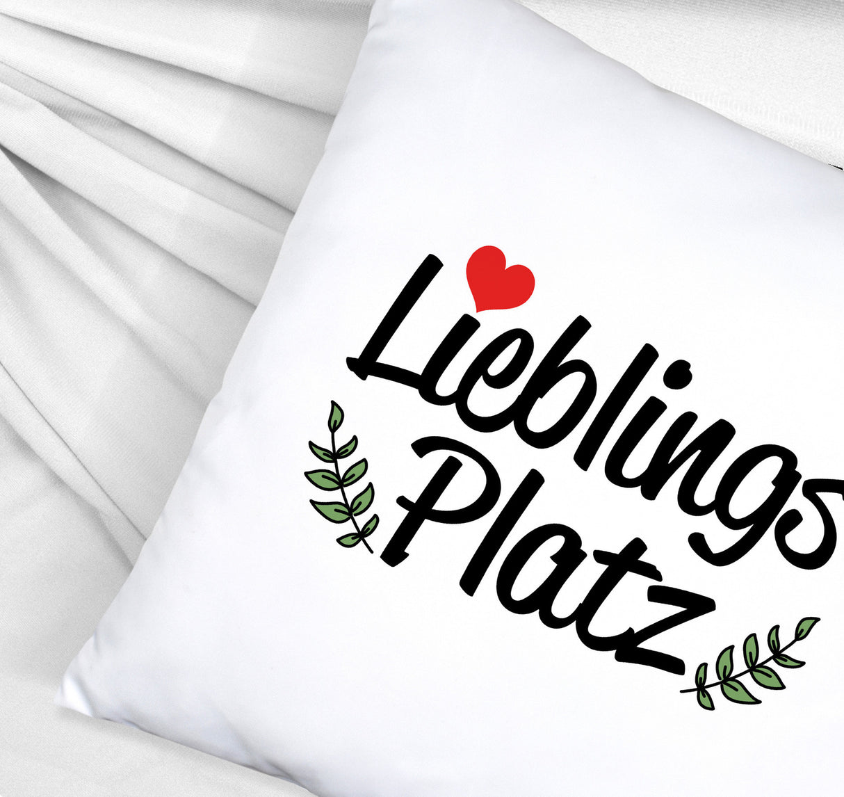Lieblingsplatz Kissen mit rotem Herz und Blättern