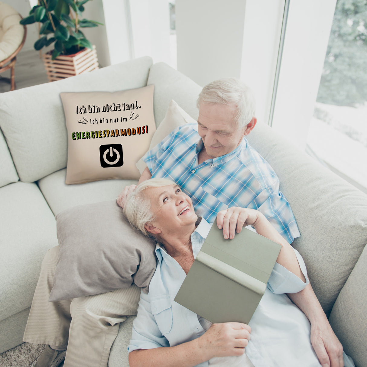 Faulpelz Kissen mit Spruch und Power-Button