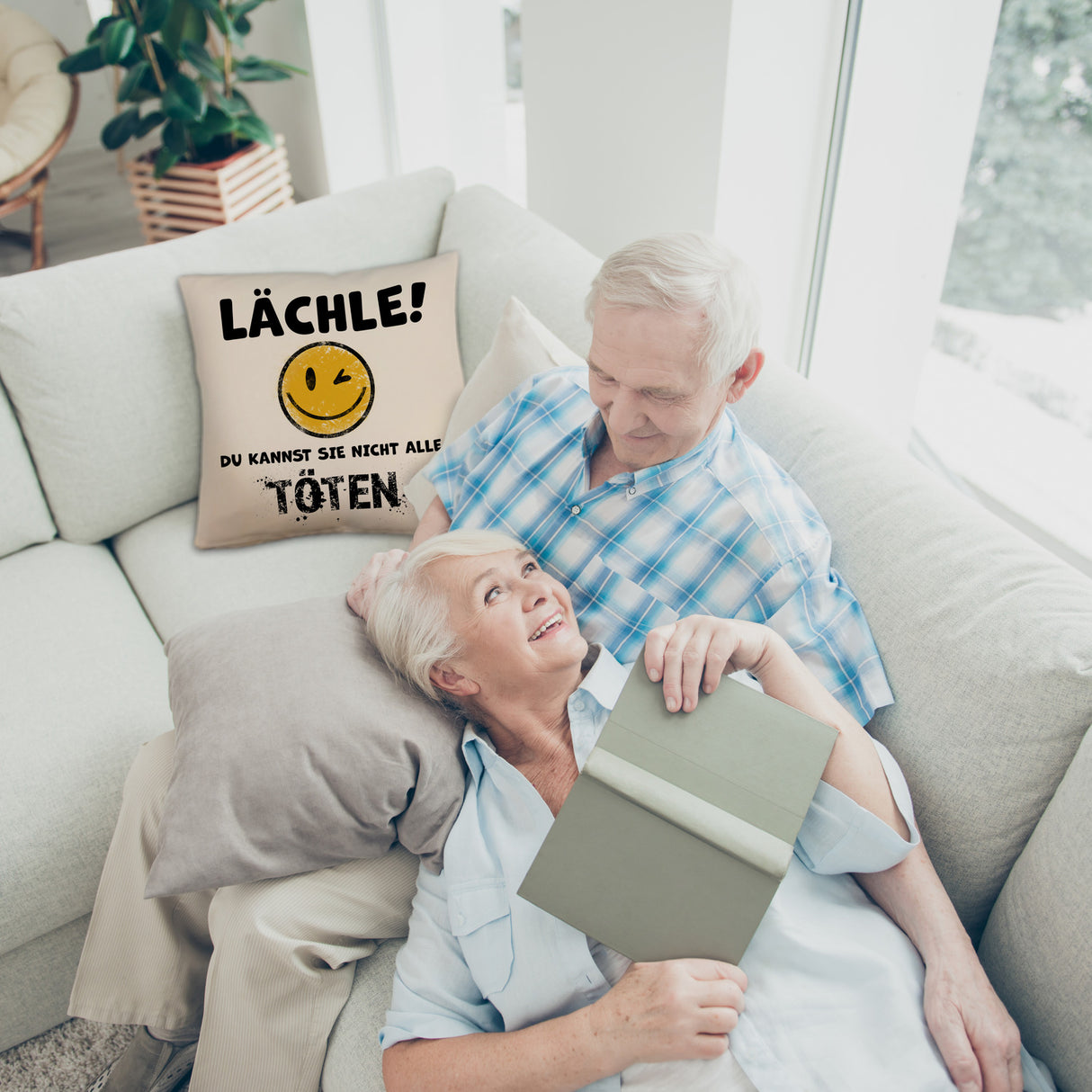Emoticon Kissen mit Spruch - Lächle du kannst sie nicht alle töten